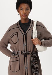 KARL LAGERFELD LOGO BELTED - Kardiganas - beige/black