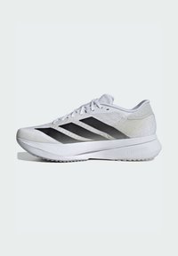 Λευκό αθλητικό παπούτσι Adidas με μαύρες ρίγες και σόλα με απορρόφηση κραδασμών Lightstrike, εμφανίζεται σε προφίλ πλάι σε λευκό φόντο.