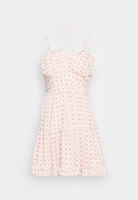 Vestido branco com pequenas estampas florais laranja, alças finas ajustáveis, um corpete justo e uma saia em camadas e godês. Tecido leve.