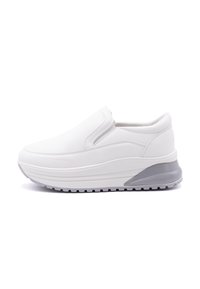 Sneakers bianchi senza lacci con parte superiore in sintetico liscio, suola imbottita e accento grigio sul tallone per un supporto e uno stile aggiuntivi.