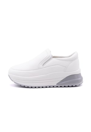 Sneakers bianchi senza lacci con parte superiore in sintetico liscio, suola imbottita e accento grigio sul tallone per un supporto e uno stile aggiuntivi.