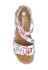 Sandale au design tissé multicolore avec des lanières croisées, une semelle intérieure texturée et une semelle blanche légèrement courbée.