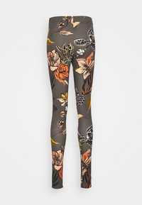 Dopasowane legginsy w ciemnoszarym materiale z kwiatowym wzorem w odcieniach pomarańczowego, różowego i żółtego z czarnymi akcentami.