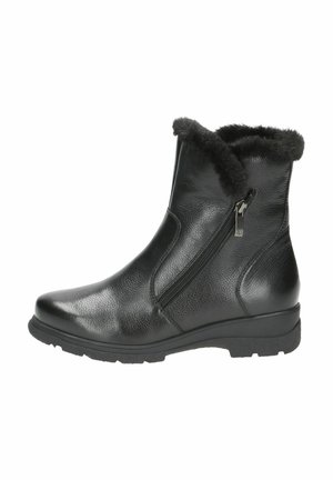 Bottines en cuir noir avec une finition texturée, dotées d'un revers en fausse fourrure et d'une fermeture éclair sur le côté pour un enfilage facile. Semelles en caoutchouc épaisses et antidérapantes.