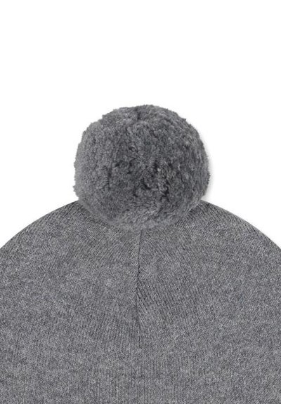 Cappello invernale grigio lavorato a maglia con un grande pom-pom morbido sulla cima, mostrato su uno sfondo bianco.