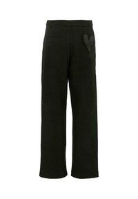 Pantalons larges noirs en tissu doux. Présentent deux poches avant et un détail en forme de cœur texturé sur la poche arrière.