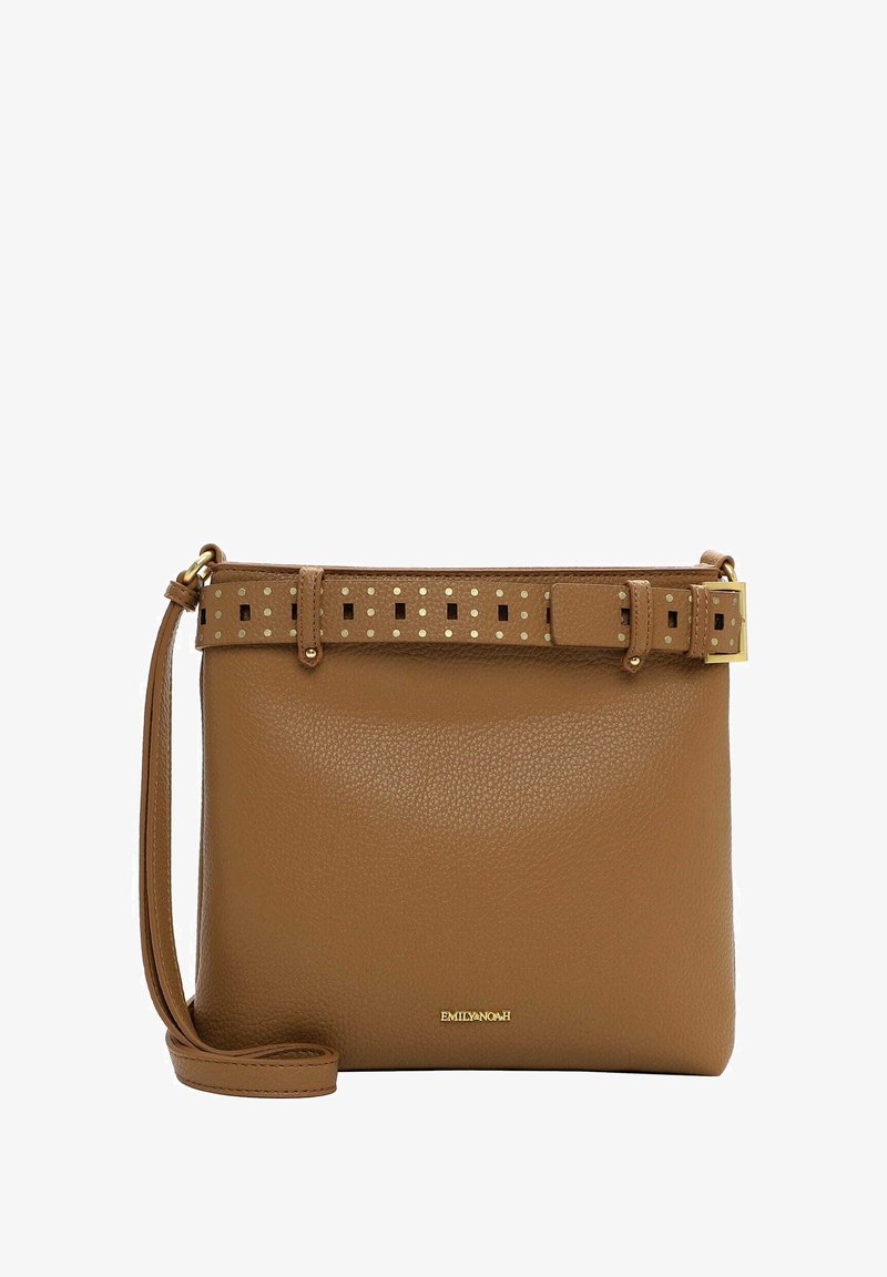 Pruun nahast ristihoidev kott tekstureeritud viimistlusega, millel on kaunistav rihm kuldsete aktsentide ja ruudukujuliste lõigetega. Esiküljel kuldne logo.