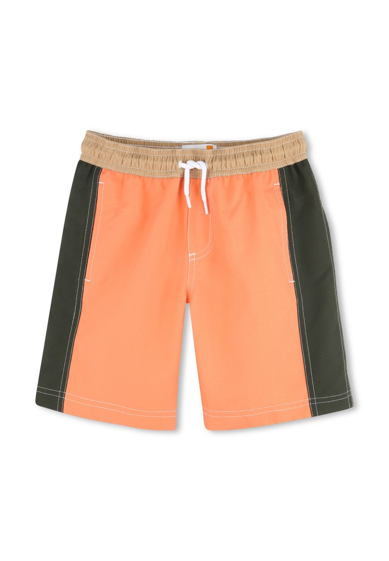 Shorts de bain orange avec une taille élastique beige et un cordon de serrage. Présente des panneaux latéraux vert foncé et des accents de couture blanche. Texture douce.