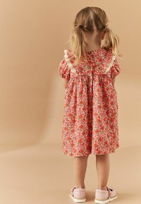 Next REGULAR FIT - Päevakleit - red ditsy