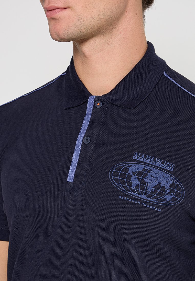 Marineblaues Poloshirt mit Kragen, blauen Nähten, zwei Knöpfen und einem Brustlogo, das einen Globus und den Text "RESEARCH PROGRAM" zeigt.