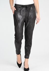 Svarta fuskläderjoggingbyxor har ett elastiskt midjeband med dragsko, sidofickor och en avsmalnande bendesign med en subtil lyster.