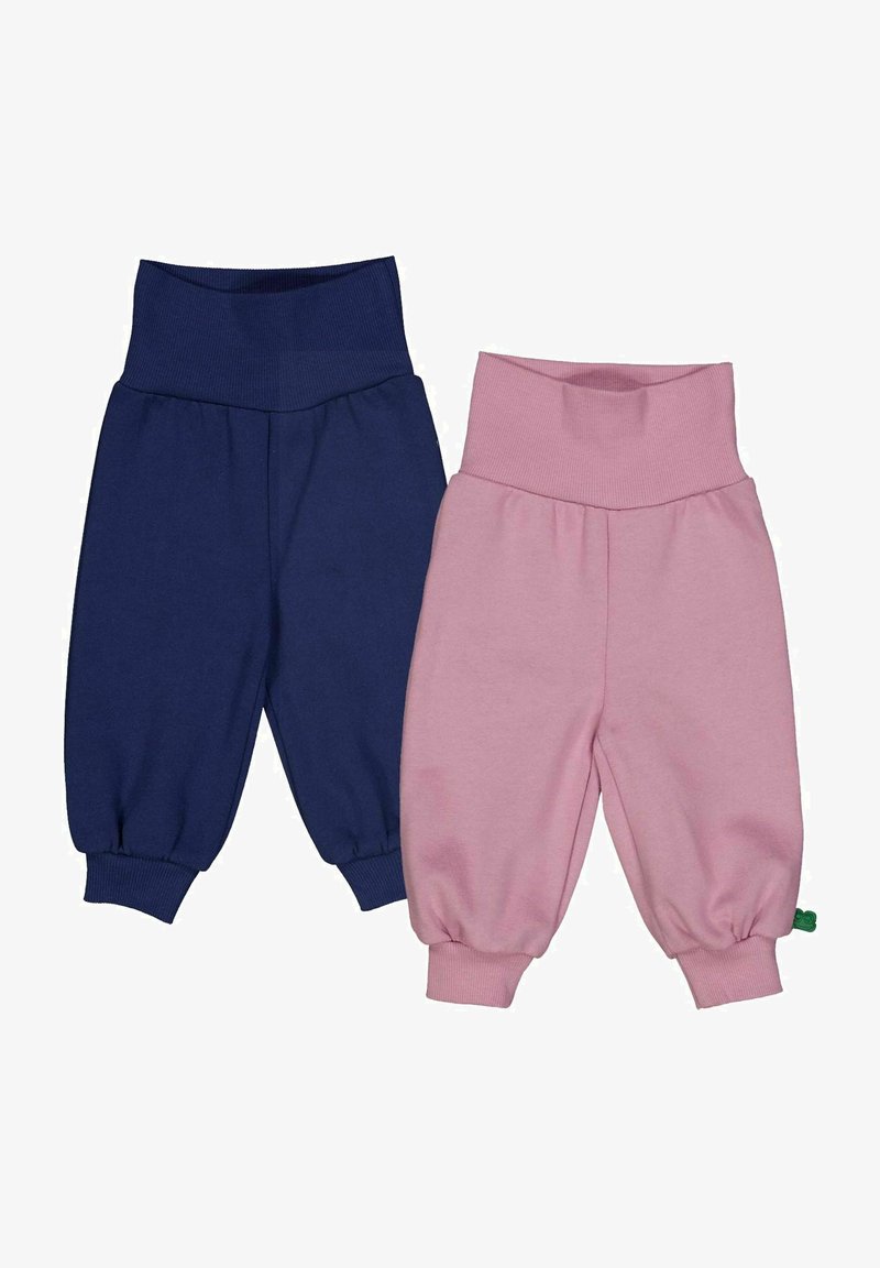 Dvoje dětských tepláků: jedny tmavě modré a jedny světle růžové. Oba mají elastický pás a manžety, s měkkou texturou.