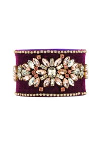 Bracelet en velours violet avec des bracelets ornés de strass de formes variées en rose et transparent, présentant un design floral et des bords détaillés.