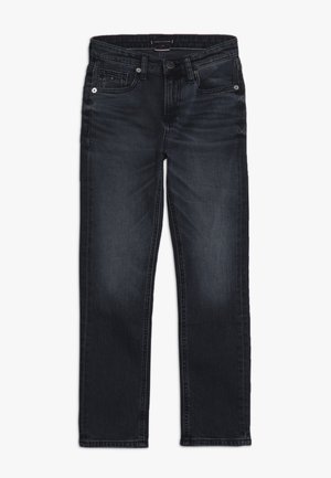 Donkere wassing rechte jeans met voor- en achterzakken, knoopsluiting en een merklabel op de tailleband.