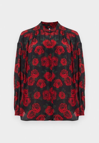 Μαύρο διάφανο μπλουζάκι με κόκκινο μοτίβο τριαντάφυλλου, στρογγυλή γιακά και μακριά μανίκια. Κουμπιά μπροστά και ρυτιδωτές λεπτομέρειες στους ώμους.