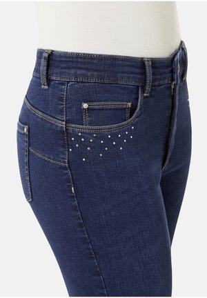 Dunkelblaue Denim-Jeans mit schlankem Schnitt, ausgestattet mit metallischen Akzenten und dekorativen Strasssteinen auf der Gesäßtasche.