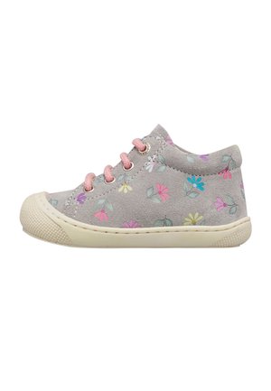 Grauer Kleinkind-Sneaker mit pinkfarbenen Schnürsenkeln, mehrfarbigem Blumenmuster, elfenbeinweißer Gummisohle und strukturiertem Zehenschutz auf weißem Hintergrund.