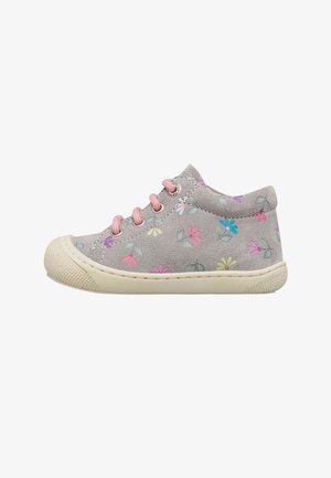 Grauer Kleinkind-Sneaker mit pinkfarbenen Schnürsenkeln, mehrfarbigem Blumenmuster, elfenbeinweißer Gummisohle und strukturiertem Zehenschutz auf weißem Hintergrund.