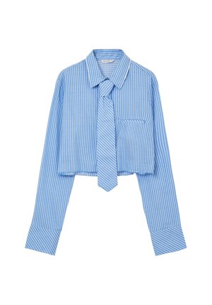 Chemise cropped à rayures verticales bleues et blanches avec manches longues, col, poche avant et cravate assortie.