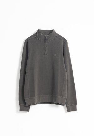 Sudadera gris oscura con un cuello de media cremallera, que presenta una tela texturizada y un pequeño logo en el pecho. Puños y dobladillo acanalados.