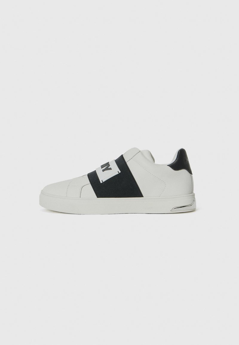 Sneaker bianca con cinturino in tessuto nero, con marchio bianco. Materiale effetto pelle liscia, design a profilo basso, suola in gomma solida.