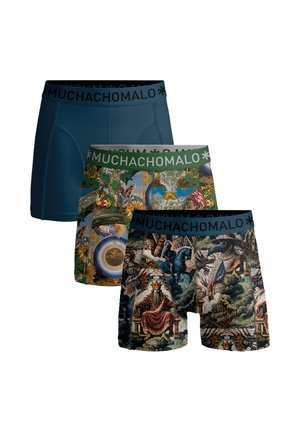 Tre boxer da uomo, uno blu scuro tinta unita, uno con stampa barocca e floreale colorata, e uno con stampa dettagliata a tema medievale, tutti con fascia elastica con marchio.