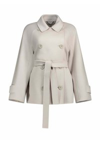 Cappotto doppiopetto grigio chiaro con cintura, grandi bottoni, ampio colletto e maniche strutturate. Tessuto morbido e design pulito.