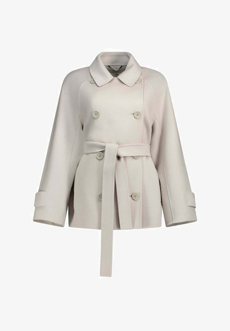 Cappotto doppiopetto grigio chiaro con cintura, grandi bottoni, ampio colletto e maniche strutturate. Tessuto morbido e design pulito.