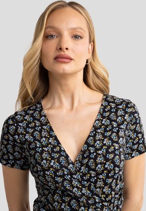 Czarna sukienka w kwiaty z krótkimi rękawami, głębokim dekoltem w kształcie V oraz małymi niebieskimi i żółtymi wzorami kwiatowymi na teksturowanej tkaninie.