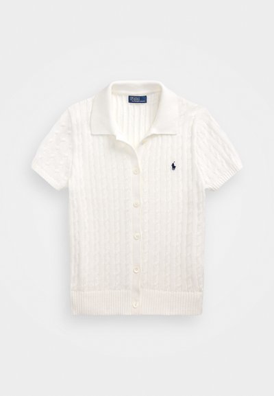 Korte mouw, witte kabelgebreide cardigan met een kraagkleur, knoopsluiting aan de voorkant, geribbelde zoom en een klein blauw logo op de linkerborst.