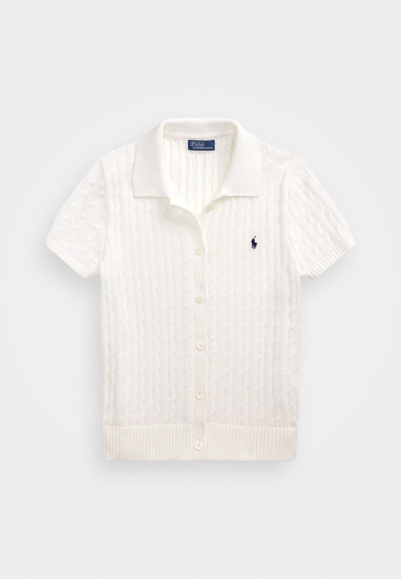 Trumpas rankovės, balta pynimo kardiganas su apykaklės iškirpte, mygtukais priekyje, banguotu hemu ir maža mėlyna logo ant kairiojo krūtinės.