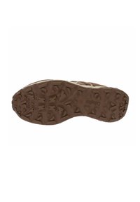 Suela de zapato hecha de goma, con un patrón de banda de rodadura texturizado y salientes angulares para mayor tracción. Color: marrón. Marca: Callaghan.