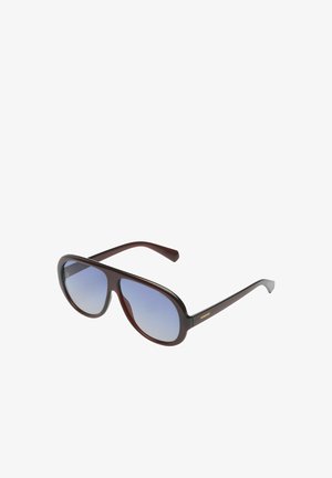 Donkerbruine oversized aviator-zonnebril met geleidelijke blauwe glazen en dunne pootjes op een witte achtergrond.