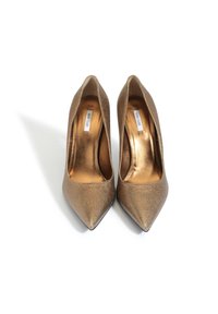 Brązowe buty na wysokim obcasie ze spiczastym noskiem. Błyszcząca, teksturowana cholewka i metaliczne, złote wnętrze. Płaska czarna podeszwa.