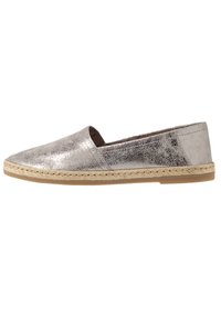 Espadrille metálico plateado tipo slip-on con suela de yute trenzado y fondo de goma, con punta redonda y tacón bajo.