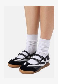 Sélectionné, black/off white/gum