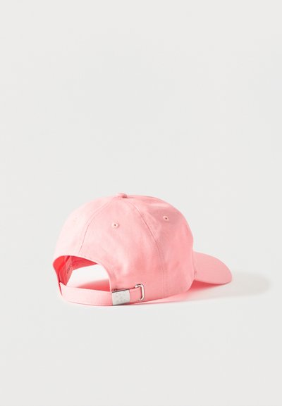 Casquette de baseball en coton rose vue de dos avec une sangle à boucle métallique réglable sur fond blanc uni.