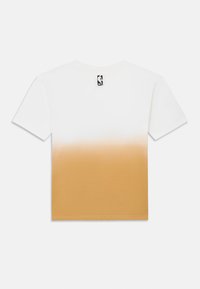 T-shirt z krótkim rękawem z gradientowym wzorem od białego do karmelowego, wykonany z bawełny, z małym logo przy dekolcie.