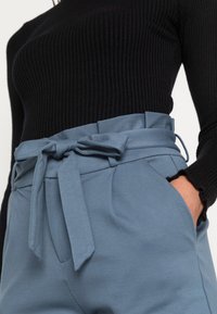 Vero Moda VMEVA LOOSE PAPERBAG PANT - Calças - china blue
