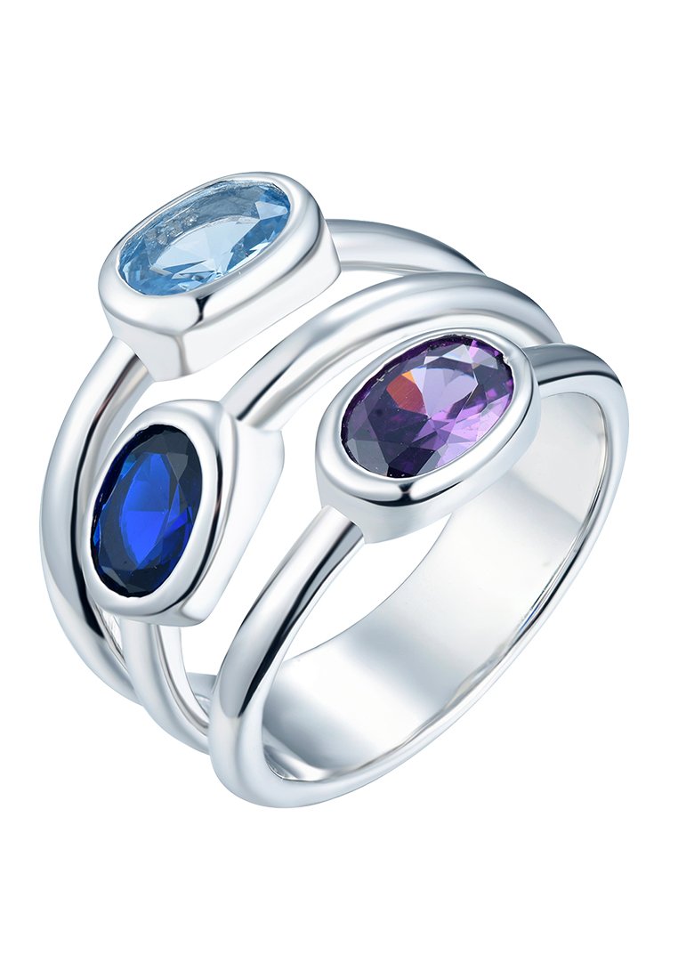 Trois anneaux entrelacés en argent brillant, ornés de pierres précieuses ovales bleu, violet et bleu foncé, avec des bandes lisses et courbes.