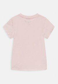 Kort rosa t-shirt med korta ärmar, tillverkad av mjuk bomull. Har rund halsringning och en enfärgad design utan mönster eller utsmyckningar.
