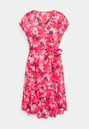 Czerwona sukienka kopertowa w kwiaty z krótkimi rękawami, dekoltem w serek, wiązaniem w talii i falbaną na dole.