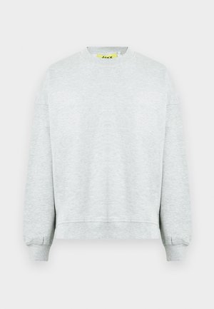 Siv pulover iz mehkega bombažnega mešanega materiala, z okroglim izrezom, rebrastimi manšetami in rahlo skrajšanim robom. Notranja stran vsebuje vidno logotipno oznako.