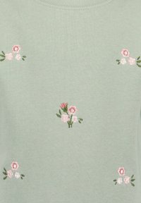 Tessuto verde chiaro con piccoli fiori ricamati in rosa e bianco, con steli verdi, disposti in un motivo sparso.