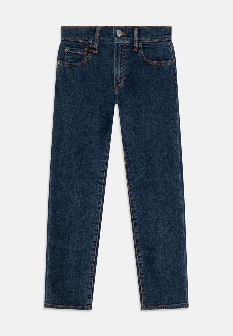 Jean denim bleu foncé droit avec bouton et fermeture éclair sur le devant, poches avant et poche monnaie, et surpiqûres contrastantes sur fond blanc.
