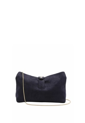 Pochette en daim noir doux avec une petite bandoulière et une fine chaîne dorée drapée devant sur un fond blanc.