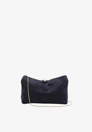 Pochette en daim noir doux avec une petite bandoulière et une fine chaîne dorée drapée devant sur un fond blanc.