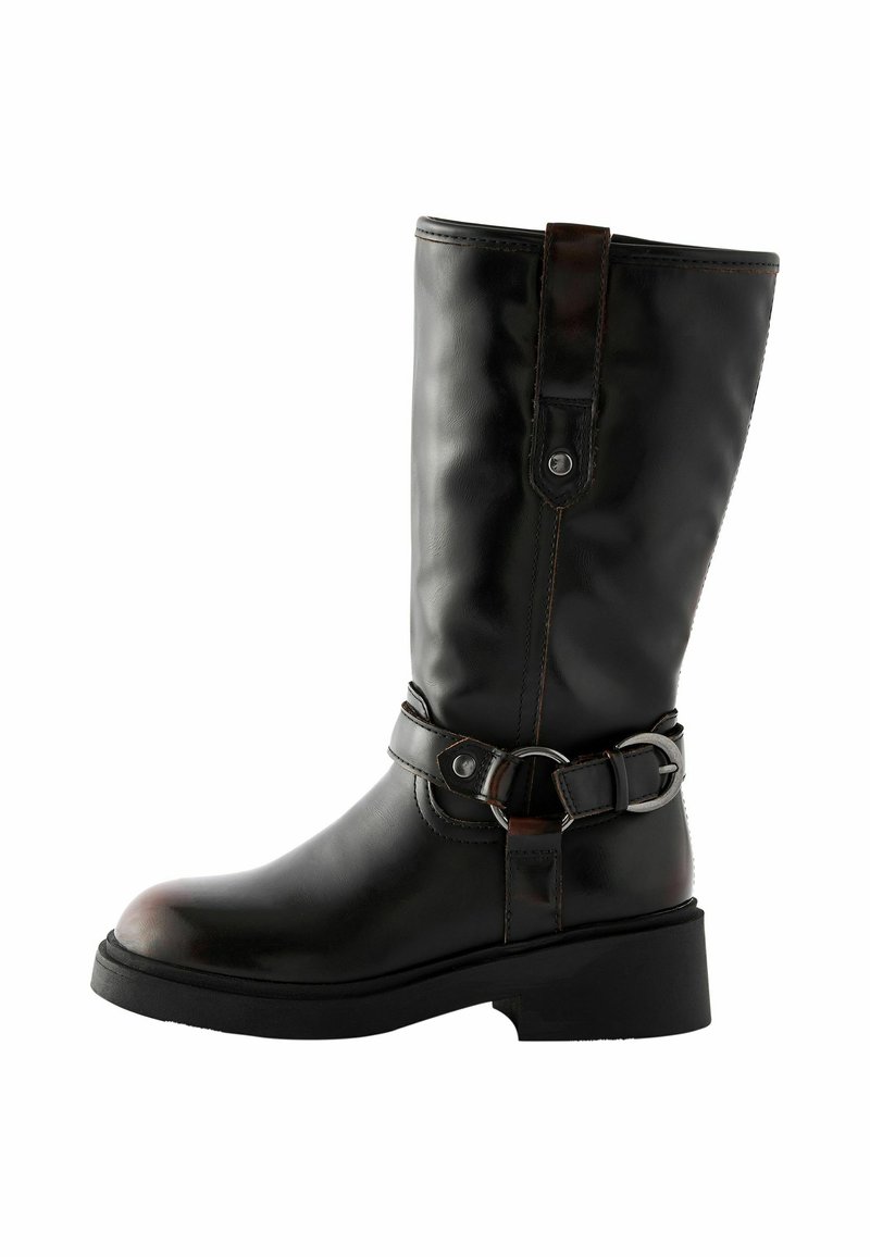 Schwarze Lederstiefel bis zum Knie mit einer Schnalle, runder Spitze und strukturiertem Finish. Sie verfügen über einen niedrigen, dicken Absatz und eine gesteppte Akzentuierung.