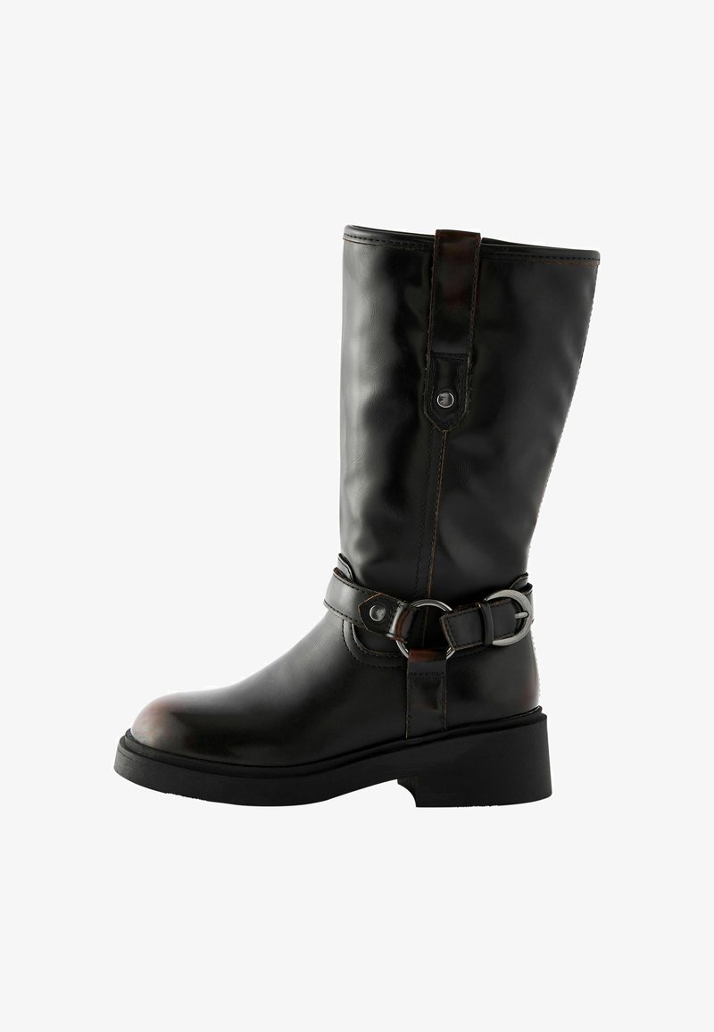 Schwarze Lederstiefel bis zum Knie mit einer Schnalle, runder Spitze und strukturiertem Finish. Sie verfügen über einen niedrigen, dicken Absatz und eine gesteppte Akzentuierung.