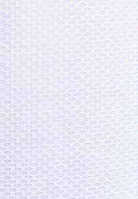 Gros plan d'un tissu blanc avec un motif fin de losanges et points tissés en bleu, montrant une texture détaillée.